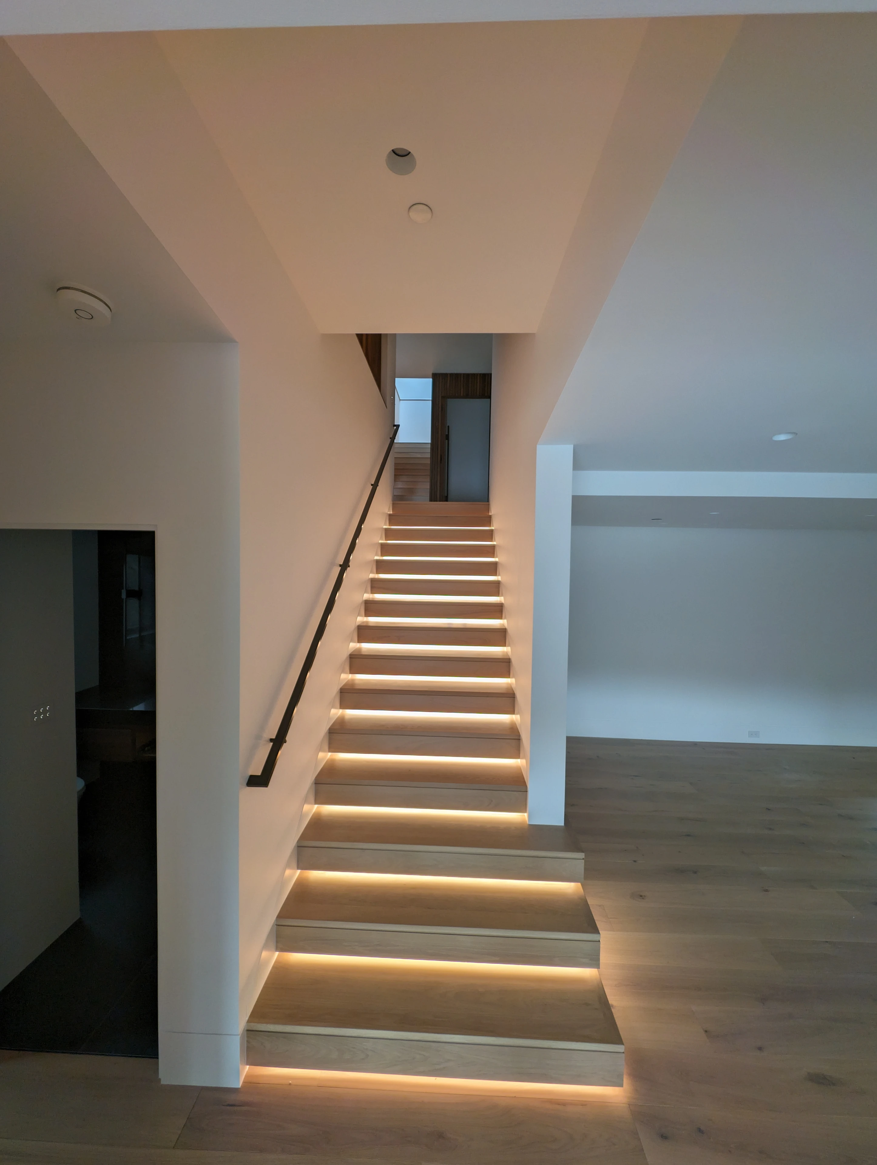 Floating staircase LED lighting installation