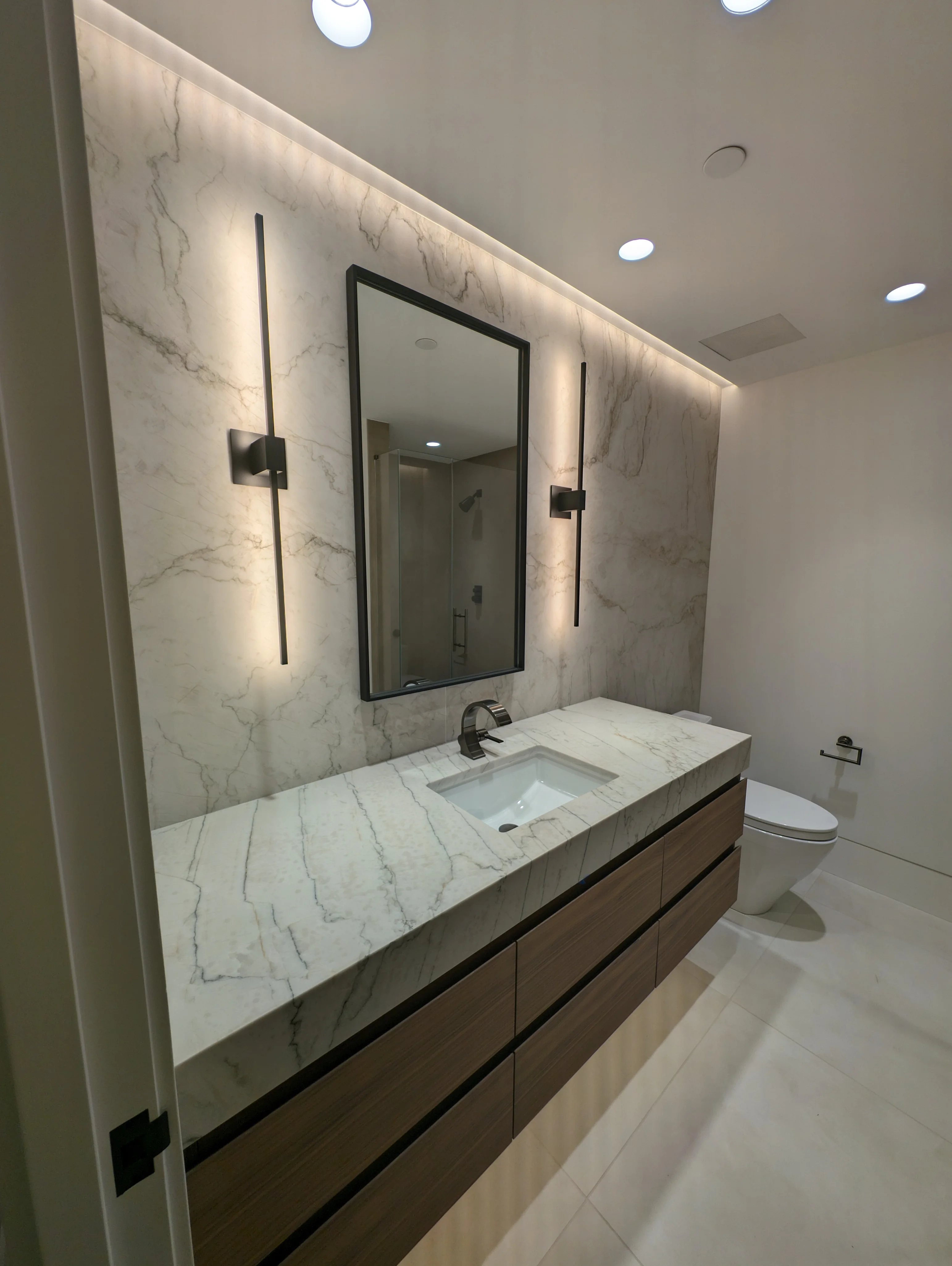 Bathroom vanity mirror lighting